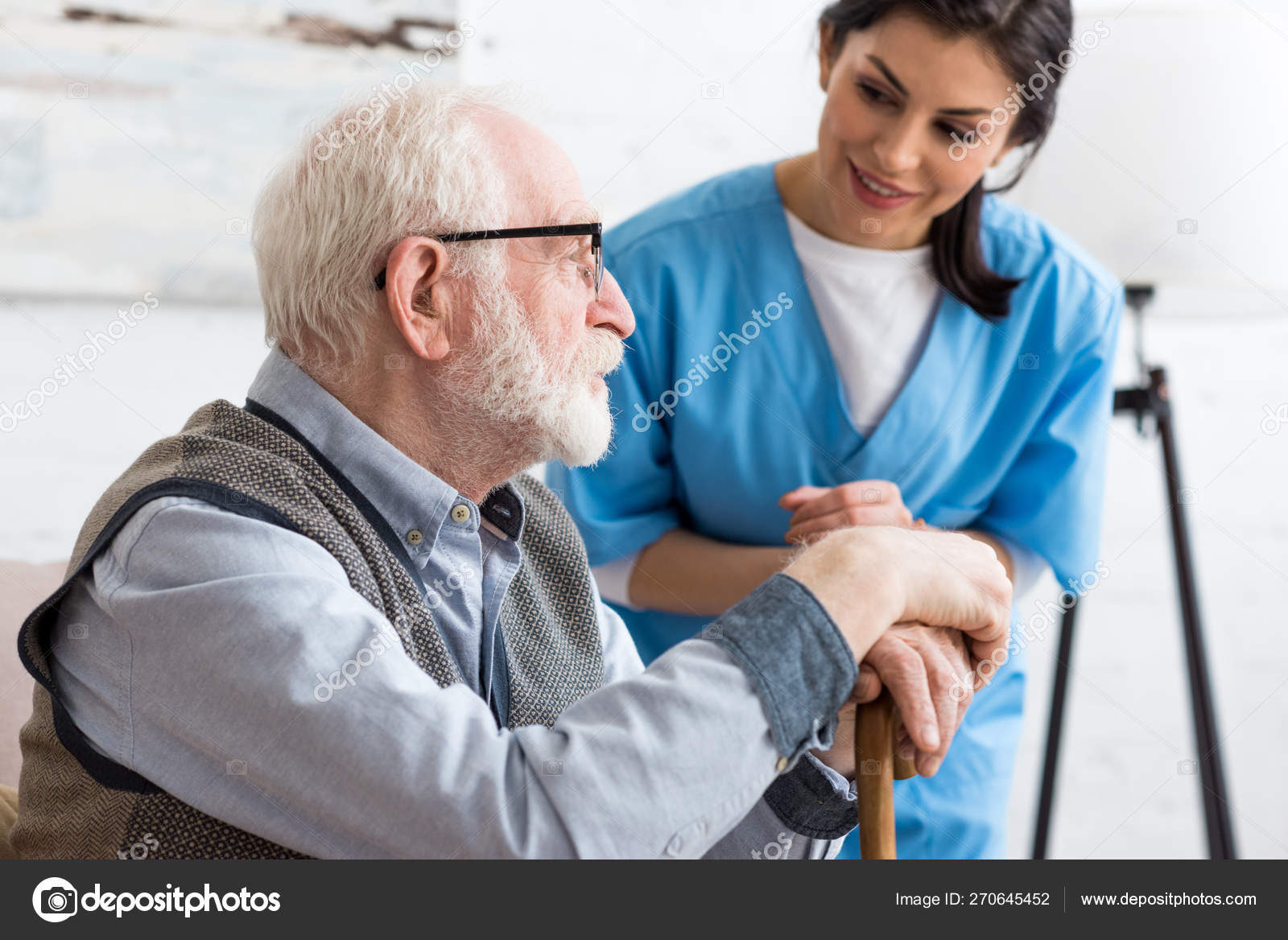 depositphotos_270645452-stock-photo-selective-focus-calm-gray-haired Over ons